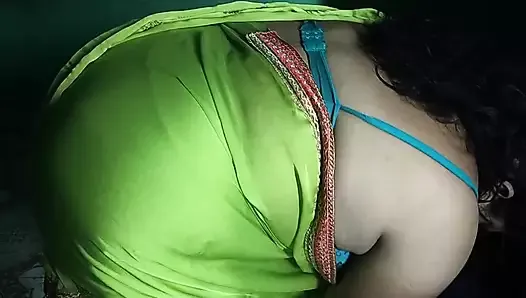 Моя индийская мачеха снимает свое платье, и я снимаю ее на видео
