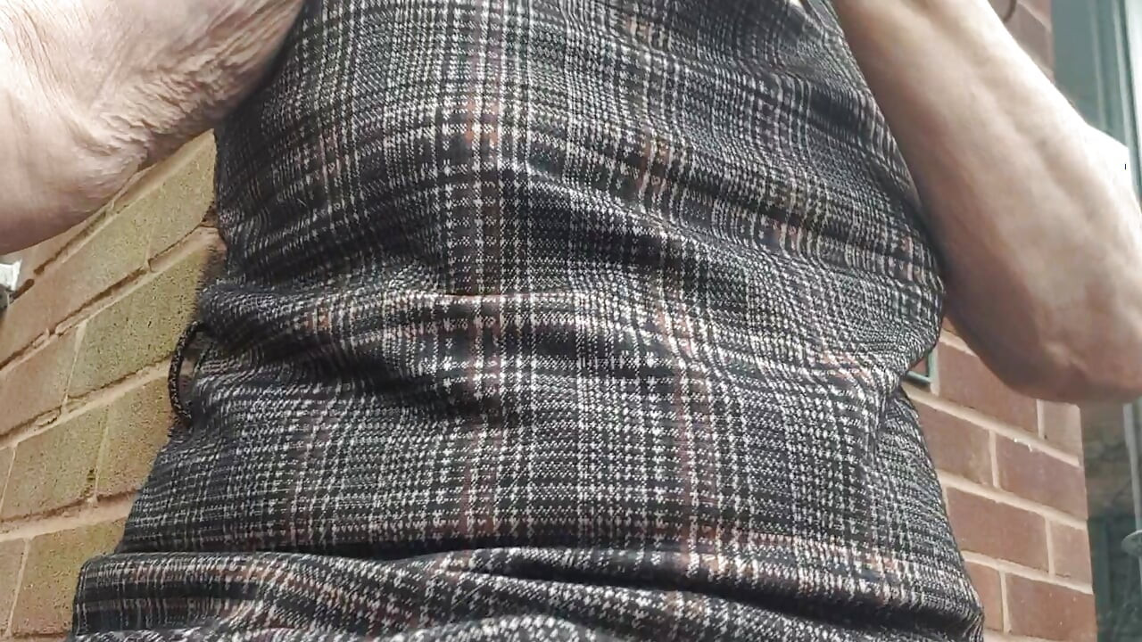 Desnuda bajo un vestido al aire libre