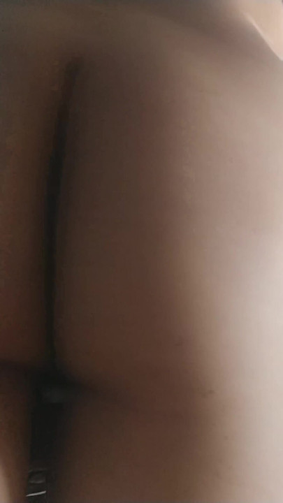 痩せたトランスガールが体を見せて激しく遊ぶ |クリップ1