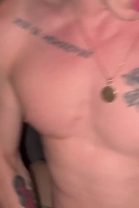 Горячие тройнички - иностранцы с большими членами трахают симпатичных мужика - 540