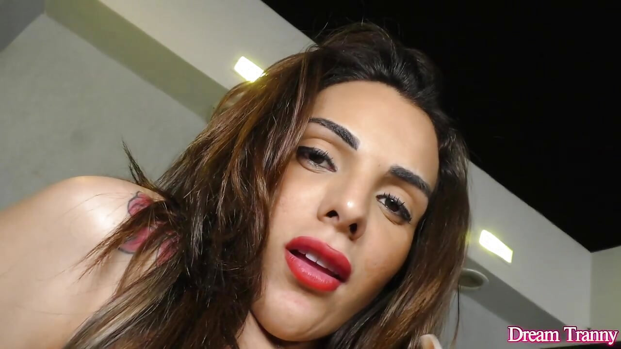 Trans slampa Melyna Merli runkar medan dildo knullar hennes röv