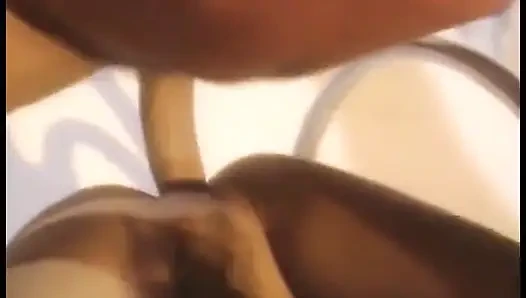 Sarışın güzellik azgın adama ıslak amını yalatıyor