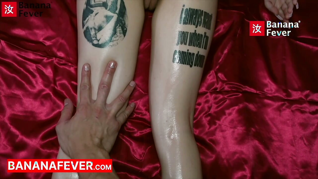 Buff Aziatische masseur Jax Solomon serveert tengere getatoeëerde blonde universiteitsmeisje met magische handen - geile neuk cumshot