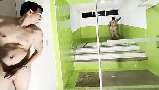 Я вижу свою соседку, пока она в джакузи, и это случилось