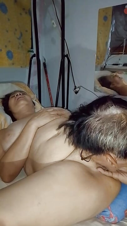 वह मुझसे 69 के लिए भीख मांगती है और अपनी चूत में मुट्ठी घुसाती है