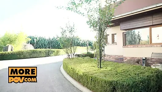 Ты играешь в грязную игру с отсосом спермы новенькая в кампусе Ли Энн
