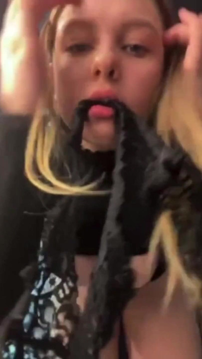 Jucielussie eating pants in public shopping | Clip 1