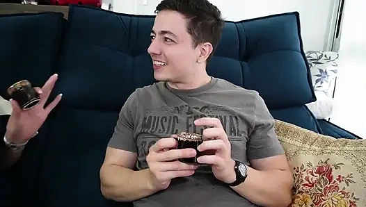 Seksi ve otoriter komşu onu friendzone'a sokuyor ve ayaklarını yeni komşuya taptırıyor