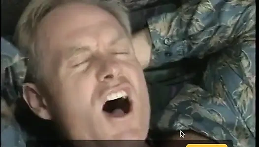 Крошка-блондинка с огромными сиськами хорошо знает, как скакать на члене