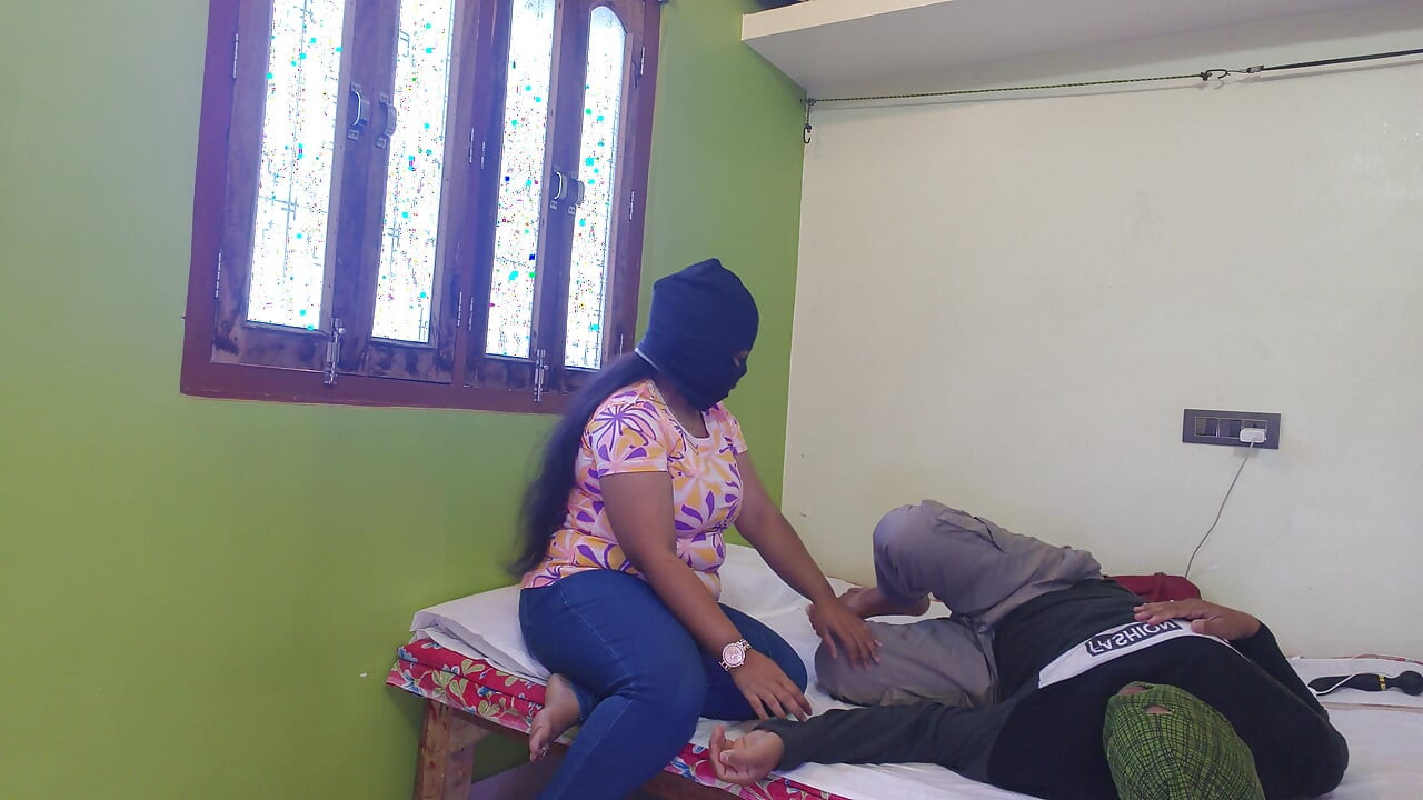 Napalona indyjska studentka przychodzi do prywatnego pokoju, aby bawić się ze swoim chłopakiem