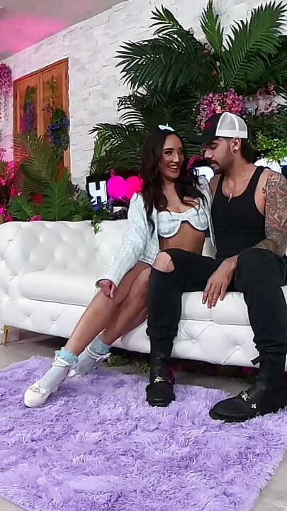 Chloe Amour diep in keel nade vervelende harde pik met een lading in het gezicht!