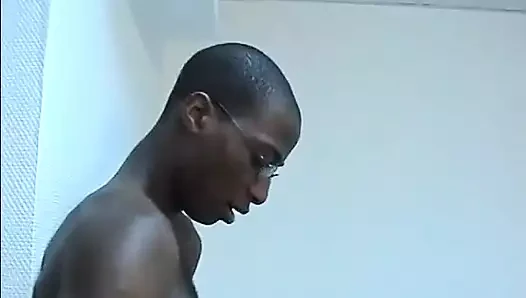 Черно-белый секс в любительском видео