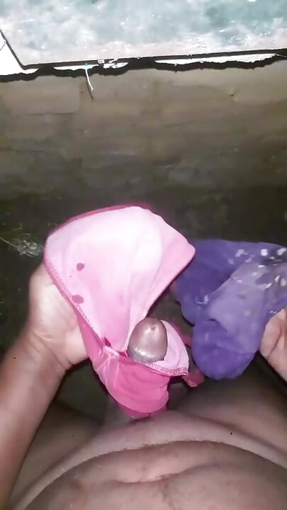 Indiano garoto em masturbução com calcinha e sutiã