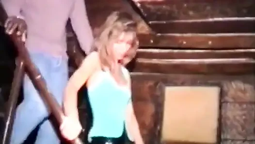 Gadis pirang panas pirang disetubuhi oleh seorang pria kulit hitam dan pelayan di klub!
