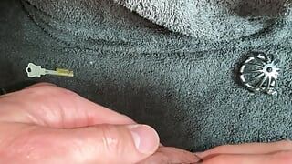 POV verandert van platte kuisheid met urethrale plug in kleine kuisheidskooi