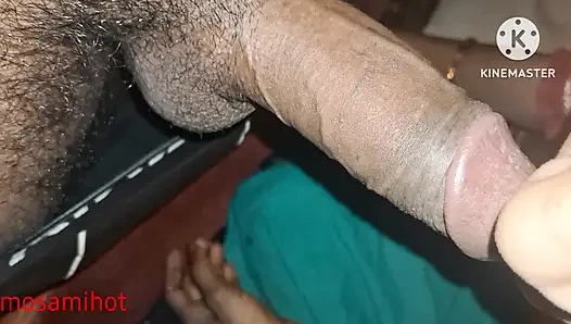 Kakak ipar desa memasukkan krim ke dalam susu dan memasukkannya ke dalam mulut tanah.