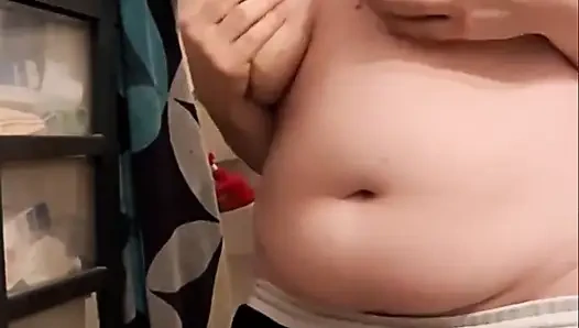 Cewek sange ini lagi asik mainin toketnya di kamar mandi - cowok ini menggores kepalaku sampai aku crot di kontolnya