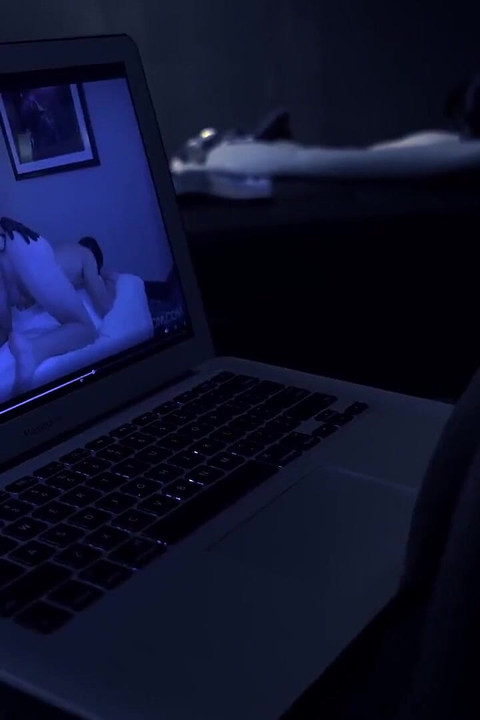 Mona Wales, Corbin Dallas'ın yer aldığı aptal bir sikişin rüyaları