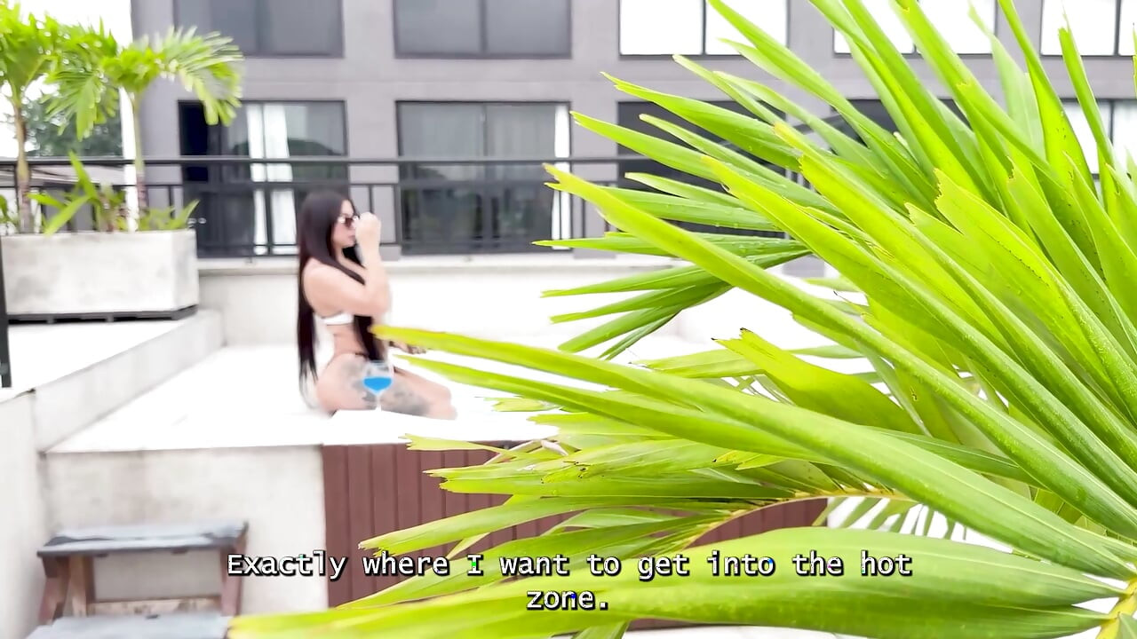 熱辣熟女獨自在家時被狠狠操，與美麗的拉丁棕髮女激烈操逼