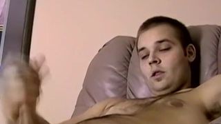 Amateur dude lays back and strokes on that thick fat dick