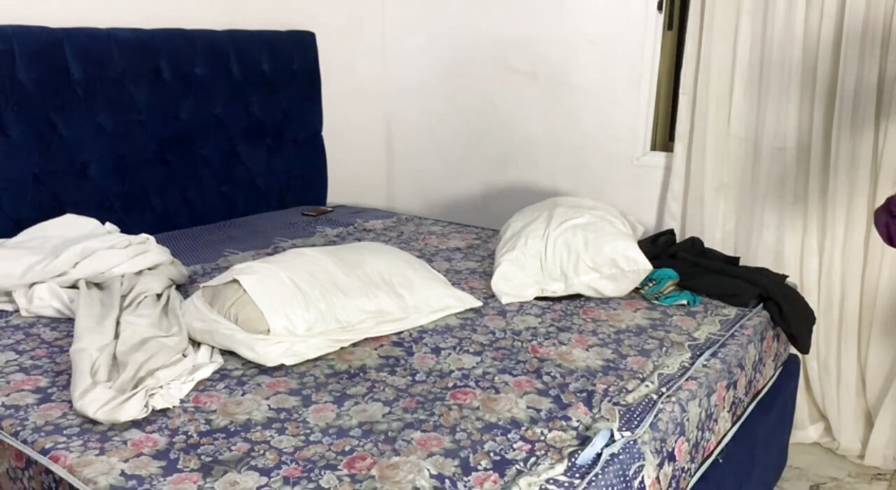 彼は妻から私の部屋に隠れて私と愛し合います