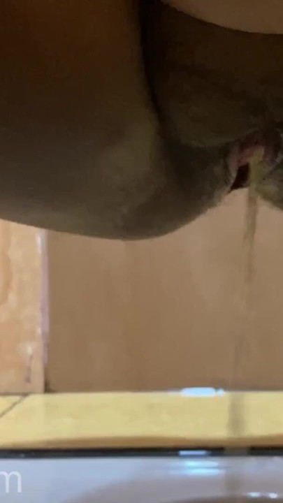 Mallu Hồi giáo Thatha và chồng cố gắng móc cua lỗ hậu trong khi làm tình và đi tiểu | Clip 2