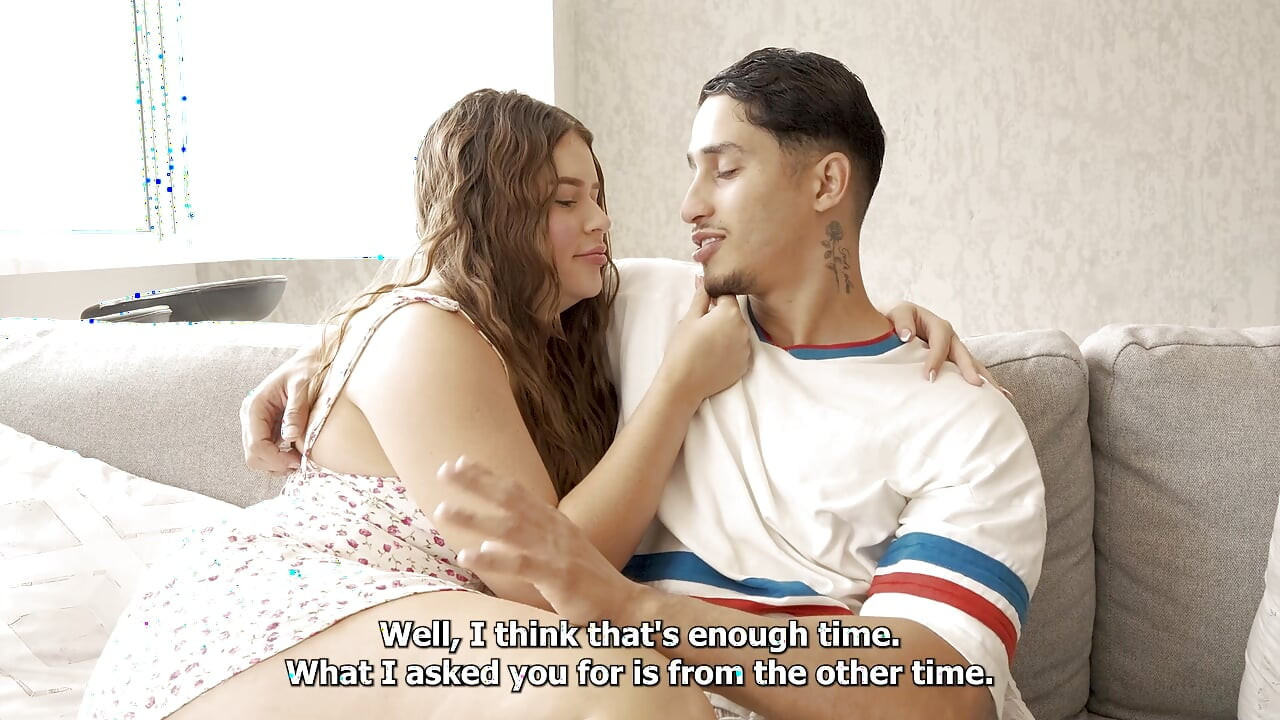 estoy estresada al ver que mi hijastra no sabe montar la polla de su novio, asi que le enseño