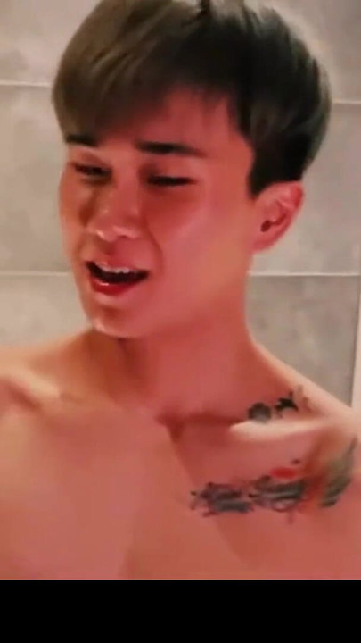 Uzbudljiv trenutak iz filma "Hotel Hookup: Asian Twink Trio Share Everything (Raw & Real)"