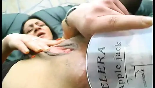 Çoraplı esmer seks oyuncakları, yemek ve şişelerle deliklerini baştan çıkarıyor
