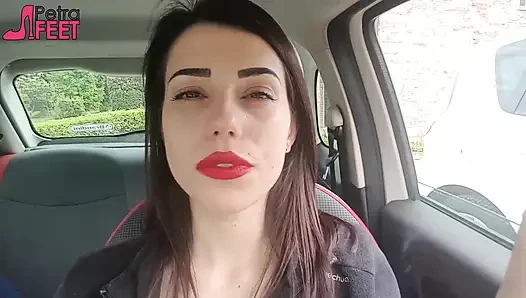 Petra cantik merokok di mobilnya