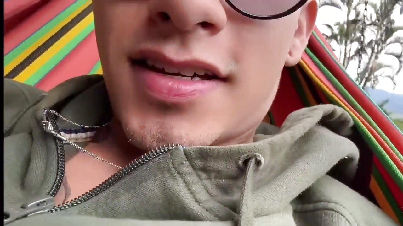 Chico cachondo con gafas te muestra su erección matutina y se masturba al aire libre - Andcristian