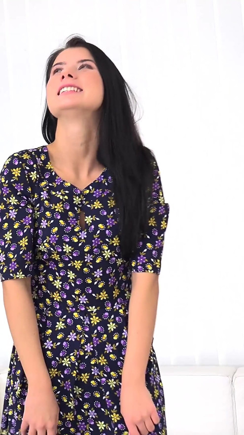How to Hook a Hot Babe with a Single Compliment