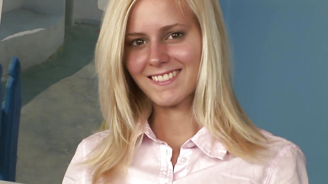 Dünne blondine hüpft auf schwanz