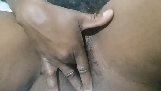 Sert sikişen orta yaşlı seksi kadın olgun allure ile dolu baştan çıkarıcı bir yetişkin fantezisi yaratıyor