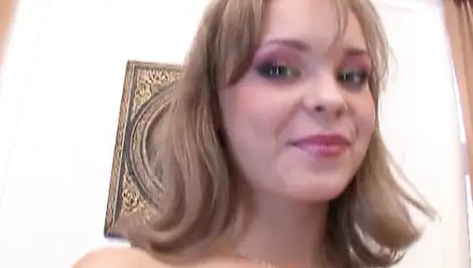 Тугая киска тинки капает сперму после грубого проникновения