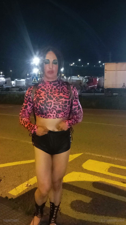 Ts Tania taquine un arrêt de camion dans la nuit, avec des vêtements de sexy