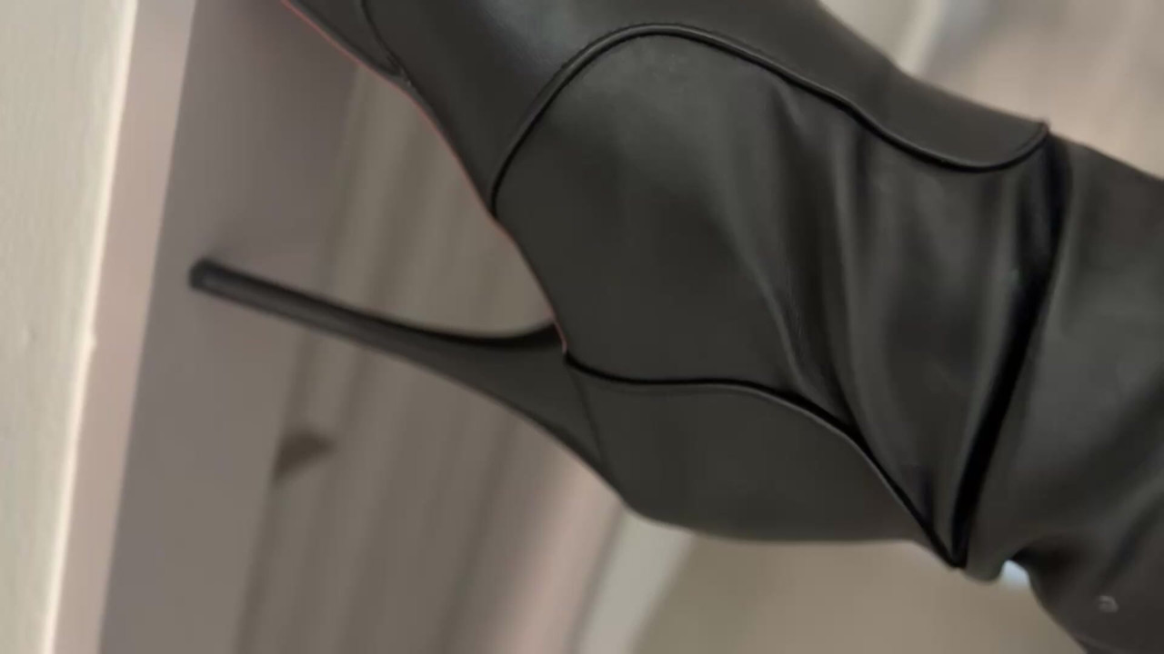 Full in leather : leggings, boots, top and mask