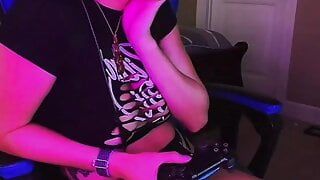 Gamer girl cums on live stream