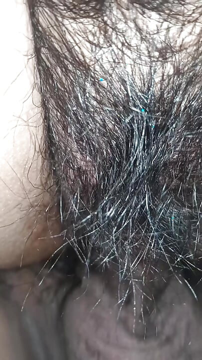 Close-up de uma buceta peluda e cremosa