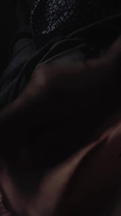 Wife aur husband raat ko sex karte hain aur bada Anand aata Hai jab andar leti Hai