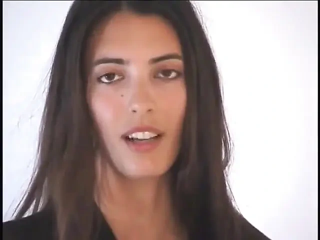 Buff Stud的坚硬鸡巴被性感黑发美女崇拜