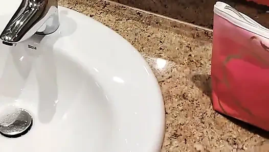 Wach für meine Teen stiefschwester im Hotelzimmer. Sie haben mich erwischt und mir einen handjob unter der dusche gegeben