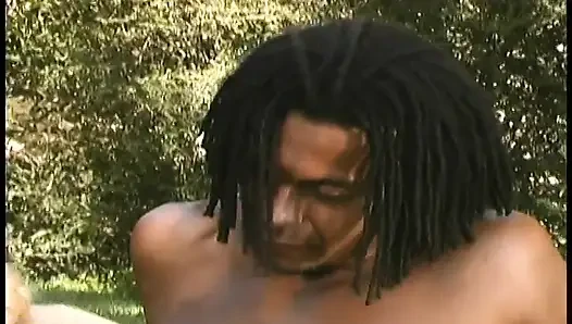 Cowok kulit hitam ini ngentot pantat dan memek sempit pelacur kulit putih ini di halaman