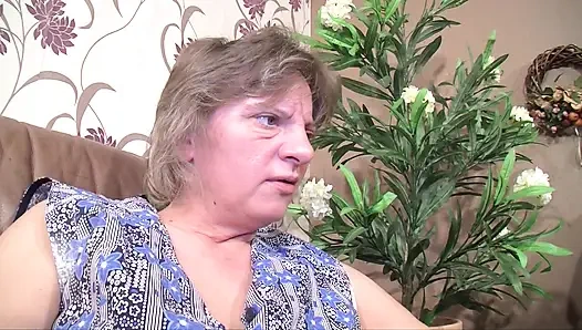 Пирсингованная милфа нуждается в специальном трахе