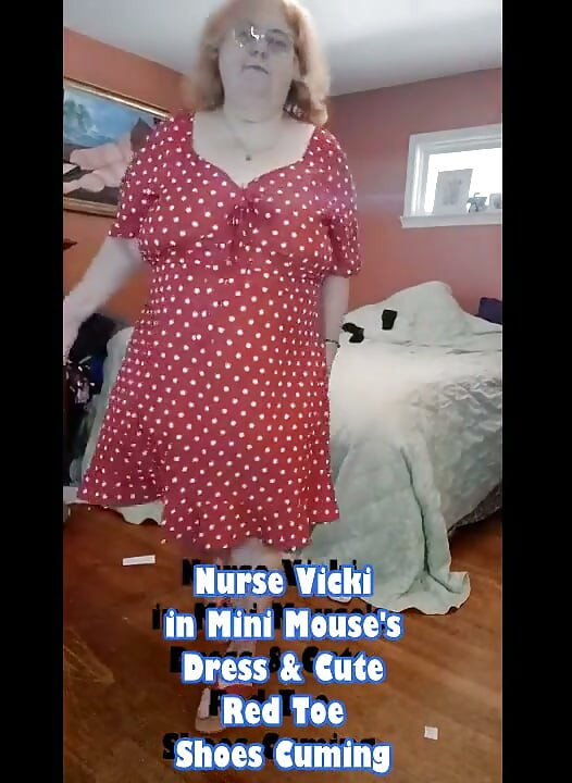 Vicki si suster nakal dengan gaun mini mouse lagi asik muasin memeknya pakai stoking tembus pandang