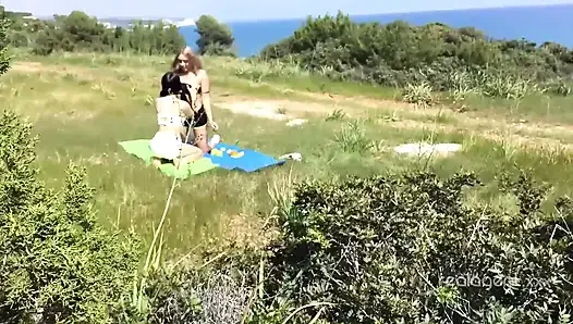 Sasha Rose ve Daniella Margot ateşli açık havada lezbiyen eylemi