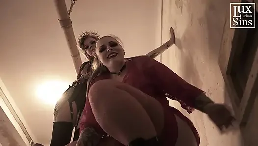 Lezbiyen takma yaraklı grup seks partisi - beş dommes, bir subgirl