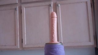 Blackamazoncd cavalgando um vibrador em lingerie rosa e salto alto