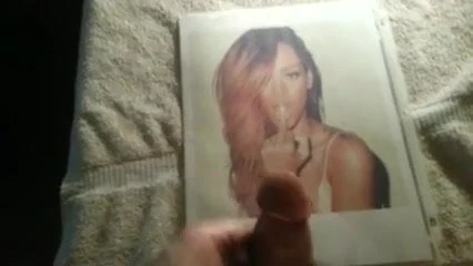 Hommage au sperme pour Rihanna