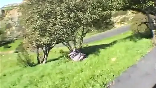 Güzel genç kız gırtlağına kadar alıyor ve götünü sikiyor ve sonra ağzına boşalıyor